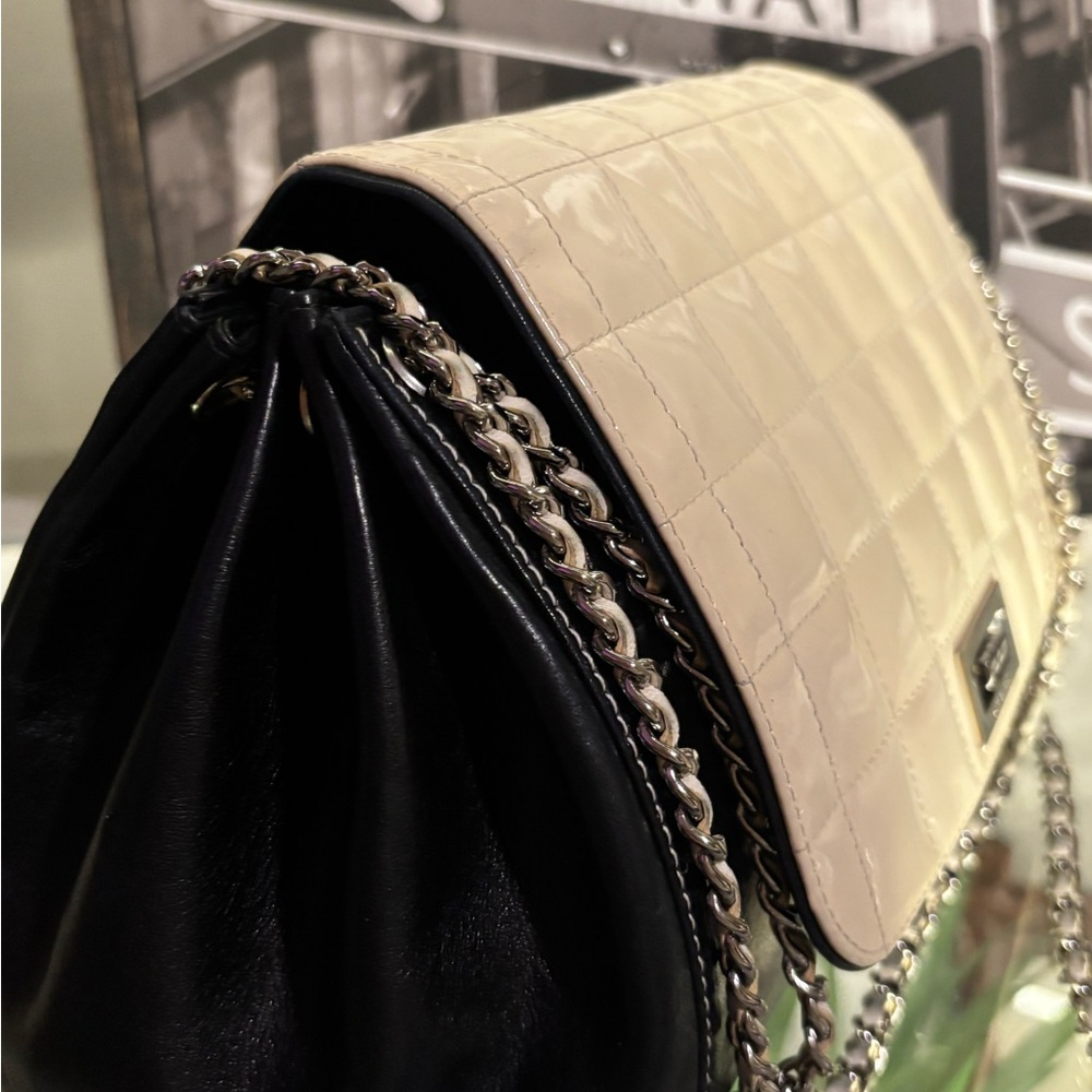 CHANEL Black and Cream Shoulder Bag - Picture 15 of 16